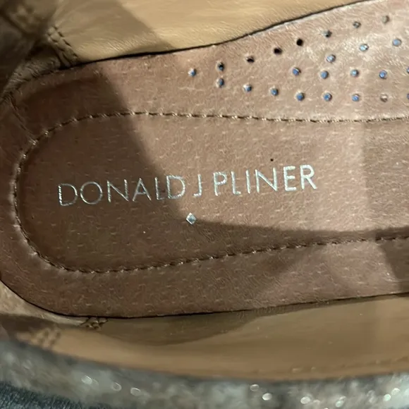 🔹 Donald J Pliner Sparkle Cheetah Loafers