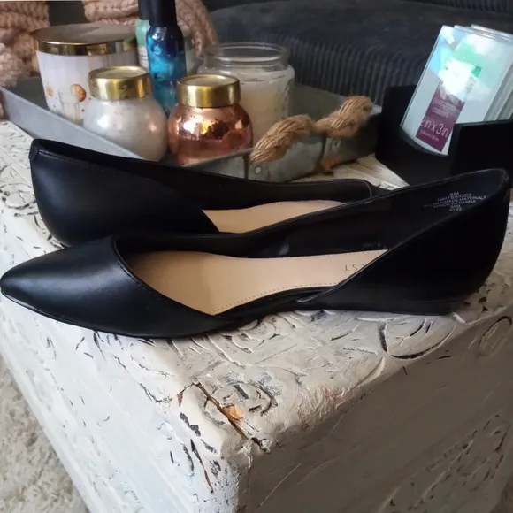 🆕⭐ NINE WEST black leather Dorsey flats