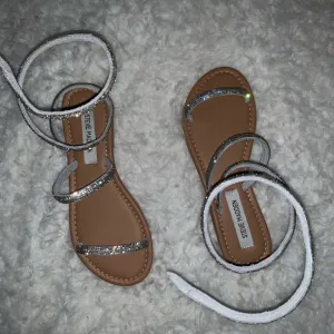 🆕 Steve Madden Shimmering Stone Sandal- size 7 😍