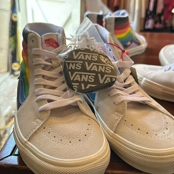 #42❤️ BNWT VANS SK8 HI PRIDE SKATE SNEAKERS