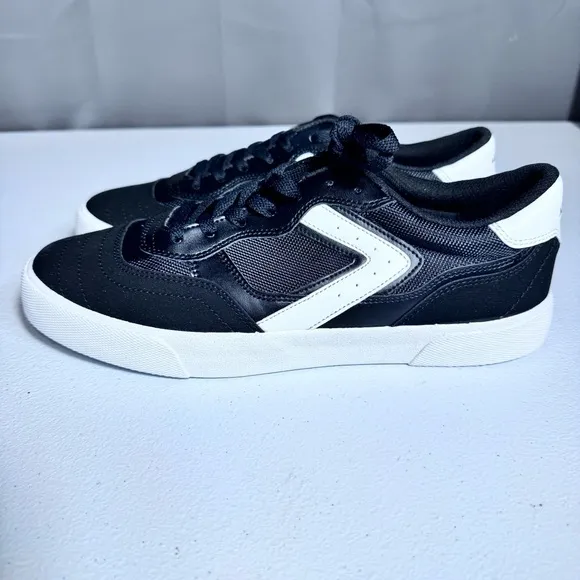 Airwalk Grip Retro Skaters Black and White Sneakers NWT Offers Welcome