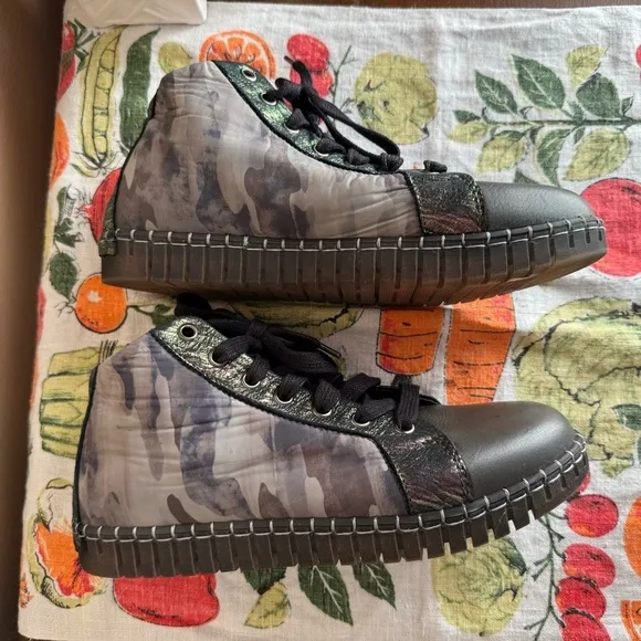 Andia Fora metallic camo sneakers size 37