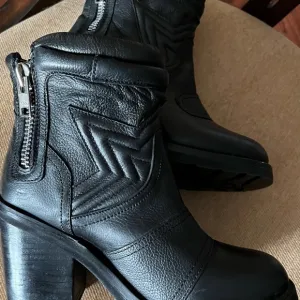 ASH UNO QUILTED BLACK ANKLE BOOTS