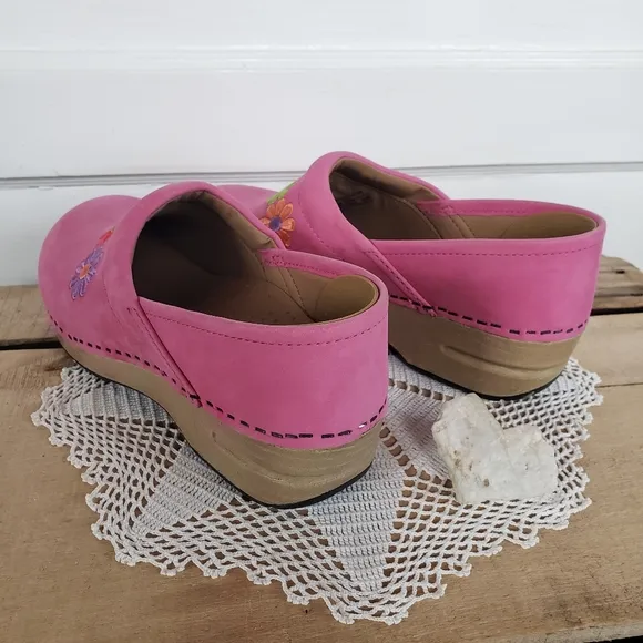 🌸AvaiaLable🌸Flower Power Dansko Pro Clog Pink  Embroidered Nubuck Suede Girls