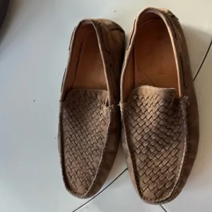 🎁Bacco Bucci Brown Slip-On Loafers with Woven Leather Design