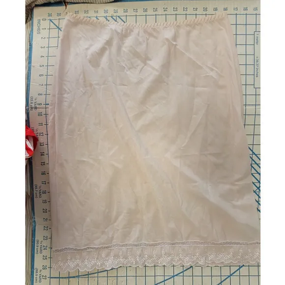 Barbizon Vintage 60s Pale Pink Eyelet‎ Lace Trim A-line Midi Slip Skirt