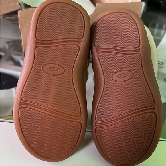 BNIB UGG T Mini Quilted Fluff Ankle Boots with Rubber Soles in Chestnut Size 6