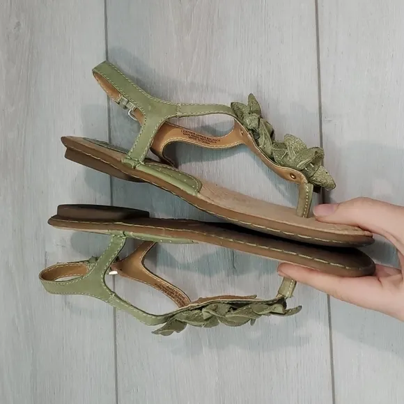 B.O.C Born Women Comfort Leather Ankle T strap Bows Flats Sandals shoes 8