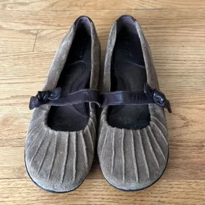 Born W11238 Ruched Brown Leather Mary Jane Strap Bow Slip-on Loafer Flats-8.5/40