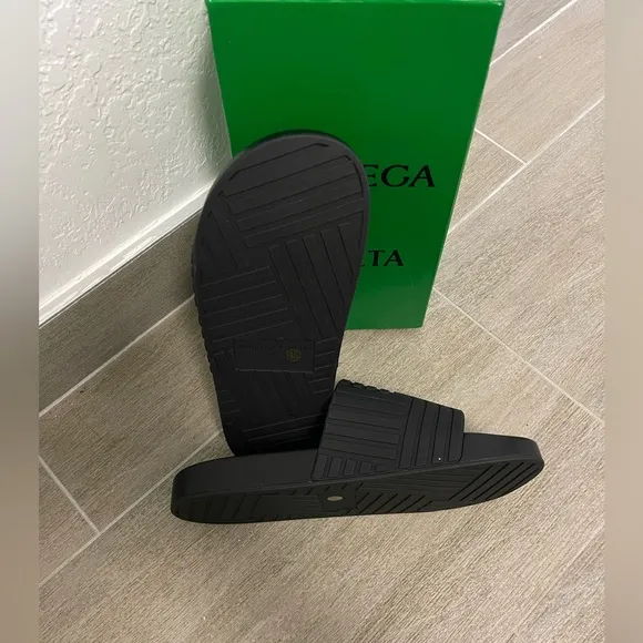 Bottega Veneta Slide size Us 11