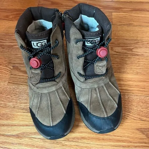 Boys UGG Turlock Warm Winter Boots Chestnut and Black Zipper Size 4