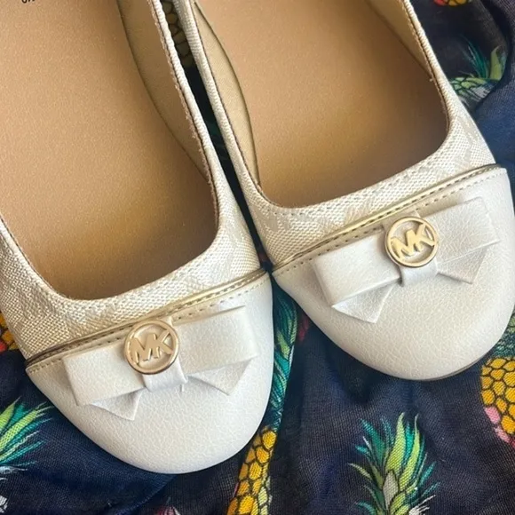 Brand New Michael Kors Cream Round Toe Bow Ankle Strap Zipper Flats Dress Shoes