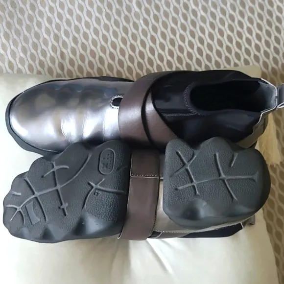 Camper Lab Sleek Silver and Black Sneakers Unisex. Modern.  Size Eur 44. US 10