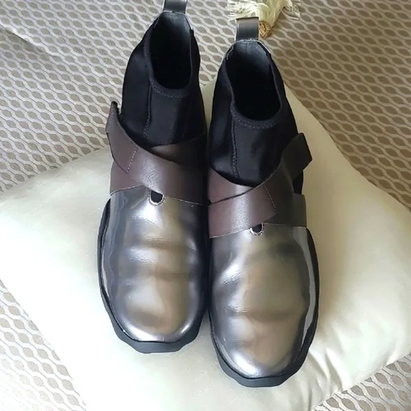 Camper Lab Sleek Silver and Black Sneakers Unisex. Modern.  Size Eur 44. US 10