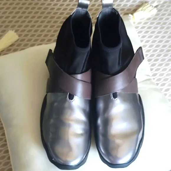 Camper Lab Sleek Silver and Black Sneakers Unisex. Modern.  Size Eur 44. US 10