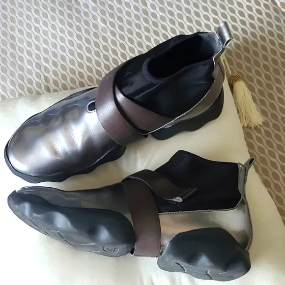 Camper Lab Sleek Silver and Black Sneakers Unisex. Modern.  Size Eur 44. US 10