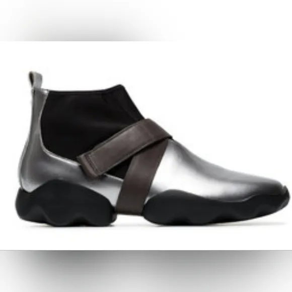 Camper Lab Sleek Silver and Black Sneakers Unisex. Modern.  Size Eur 44. US 10
