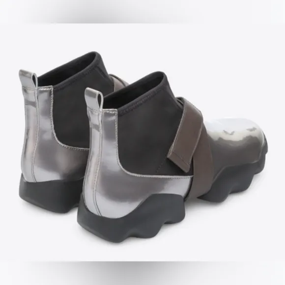 Camper Lab Sleek Silver and Black Sneakers Unisex. Modern.  Size Eur 44. US 10