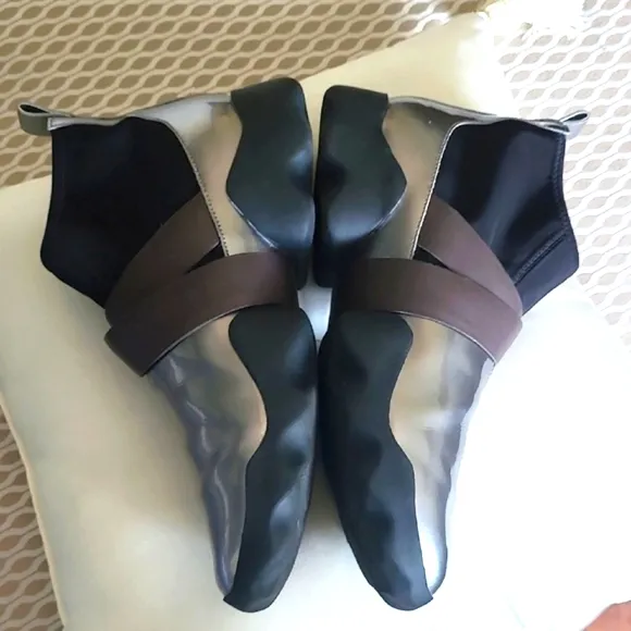 Camper Lab Sleek Silver and Black Sneakers Unisex. Modern.  Size Eur 44. US 10