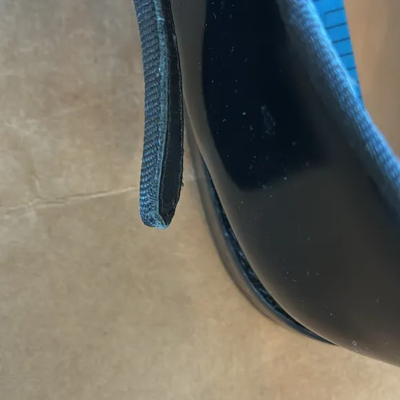 Caron Callahan patent leather Mary Jane flats made in Spain. See measurements!