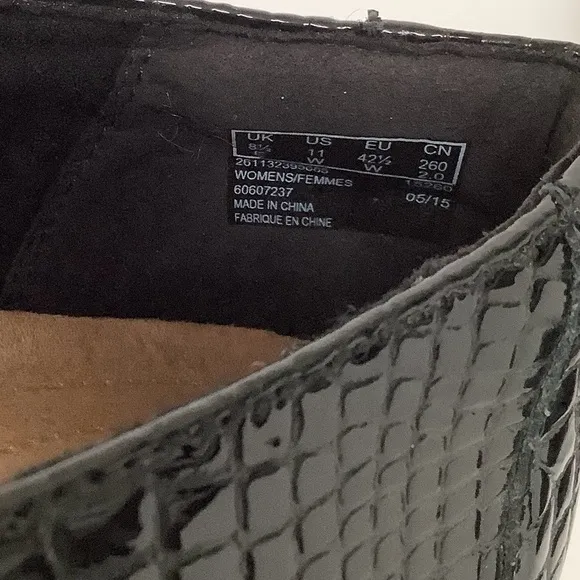 CLARKS Black Slip On Loafer Leather Croc Embossed 11W WIDE Work Office Minimal