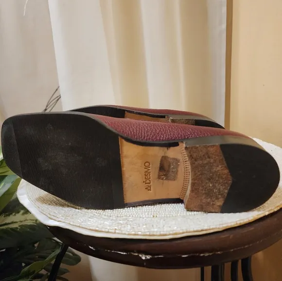 DESMO is an Italian shoe brand Burbund Color  women's  Loafers.siz 7.like New.