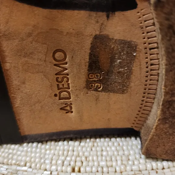 DESMO is an Italian shoe brand Burbund Color  women's  Loafers.siz 7.like New.