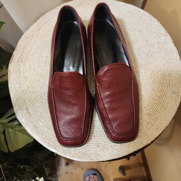 DESMO is an Italian shoe brand Burbund Color  women's  Loafers.siz 7.like New.