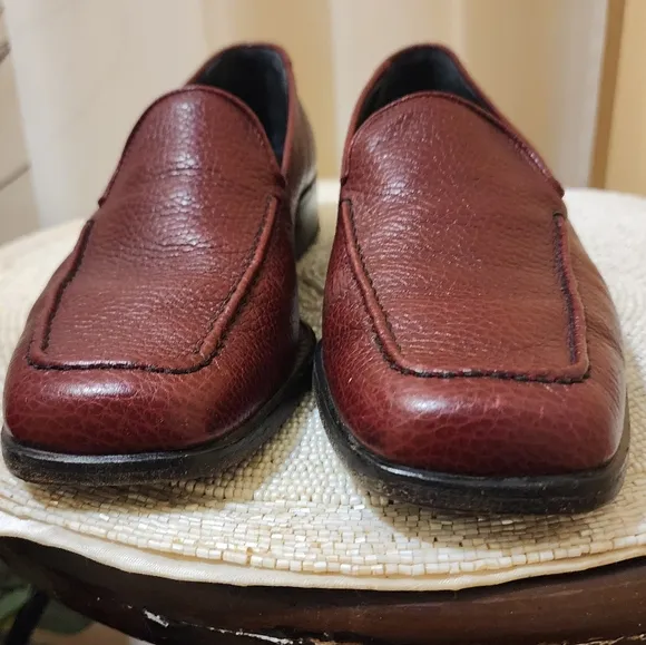 DESMO is an Italian shoe brand Burbund Color  women's  Loafers.siz 7.like New.