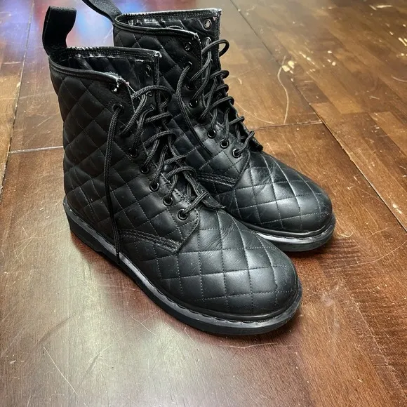 Doc Martens Womens Leather Coralie Diamond Quilted 8-eye Boots Black Sz 8 AW004