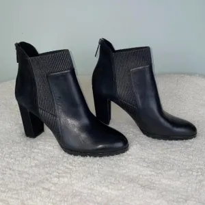 Donald J Pliner Black Leather and Suede Heeled Ankle Boots Booties Size 11 EUC