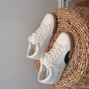 DV by Dolce Vita Womens Harrison White Leather Athleisure/Fashion Sneakers S-7.5