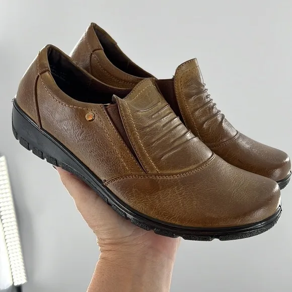 EASY STREET COMFORT WAVE SLIP ON LOAFERS PROCTOR TAN FAUX LEATHER SIZE 9.5 M