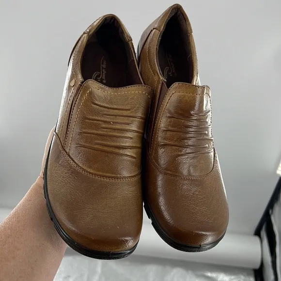 EASY STREET COMFORT WAVE SLIP ON LOAFERS PROCTOR TAN FAUX LEATHER SIZE 9.5 M