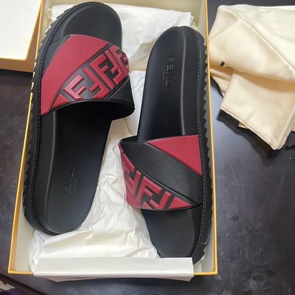 FENDI NEW FF Diagonal Logo Print Slides red and black