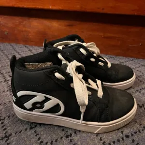 Heelys Propel 2.0/77032 Skate Sneakers Wheel. Youth Sz 2 Black/White. Used *SH1