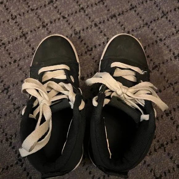 Heelys Propel 2.0/77032 Skate Sneakers Wheel. Youth Sz 2 Black/White. Used *SH1