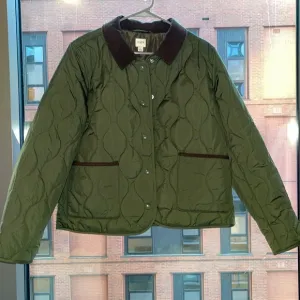 J.Crew quilted barn jacket with brown collar detail and pocket trim detailing.