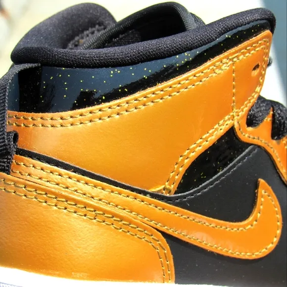 Jordan 1 Mid- Metallic Gold Black
