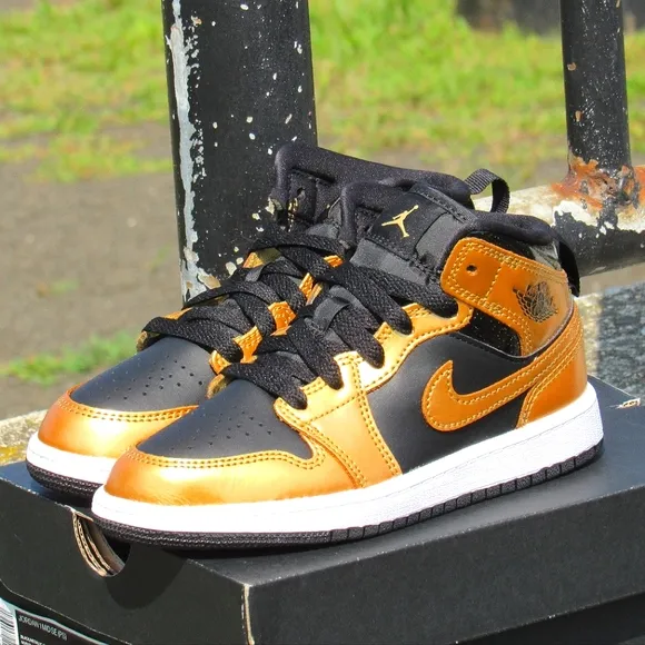 Jordan 1 Mid- Metallic Gold Black