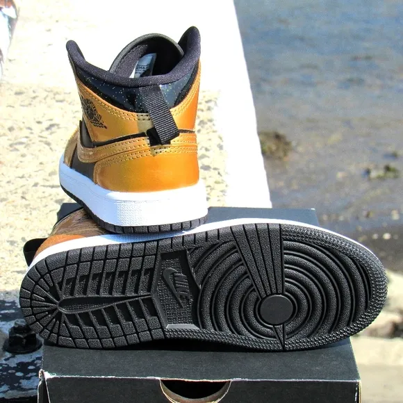 Jordan 1 Mid- Metallic Gold Black