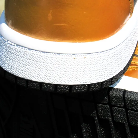 Jordan 1 Mid- Metallic Gold Black