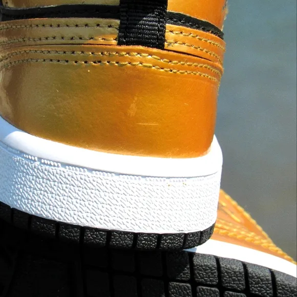 Jordan 1 Mid- Metallic Gold Black