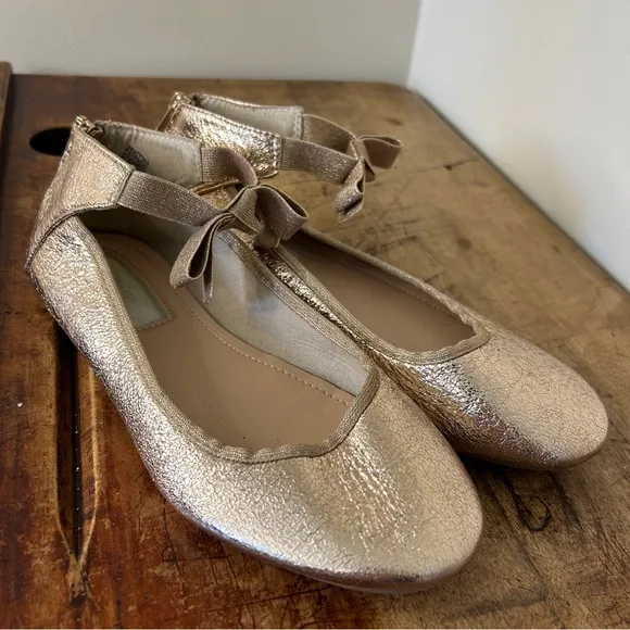 Kenneth Cole Rose Gold Metallic Ankle Strap Flats with Bow Detail girls sz 4.5