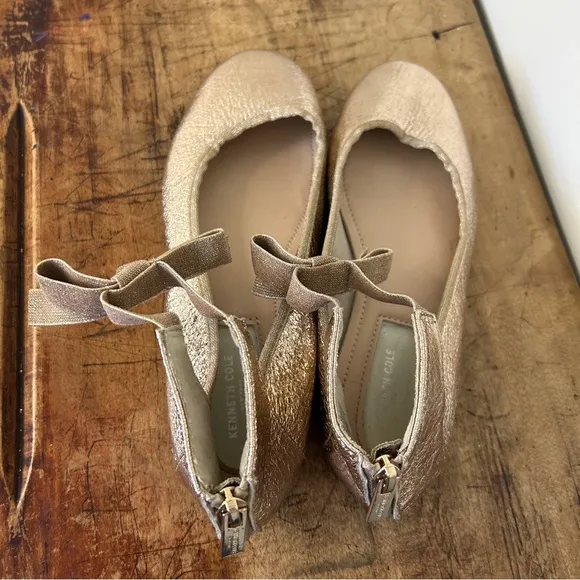 Kenneth Cole Rose Gold Metallic Ankle Strap Flats with Bow Detail girls sz 4.5