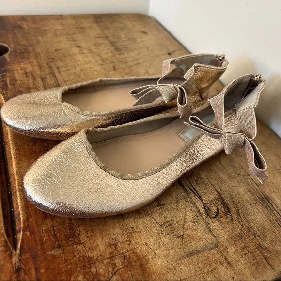 Kenneth Cole Rose Gold Metallic Ankle Strap Flats with Bow Detail girls sz 4.5