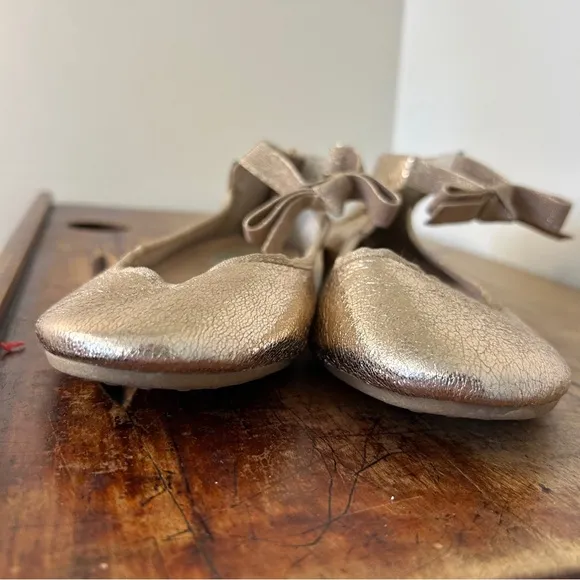 Kenneth Cole Rose Gold Metallic Ankle Strap Flats with Bow Detail girls sz 4.5