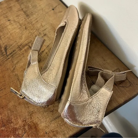 Kenneth Cole Rose Gold Metallic Ankle Strap Flats with Bow Detail girls sz 4.5