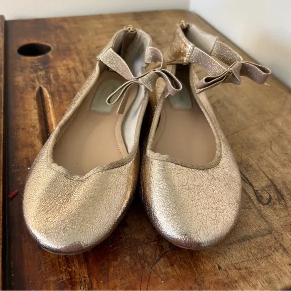 Kenneth Cole Rose Gold Metallic Ankle Strap Flats with Bow Detail girls sz 4.5