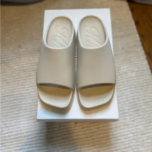 KHAITE Cream/beige rubber sandal/pool slides size 40 NEVER WORN